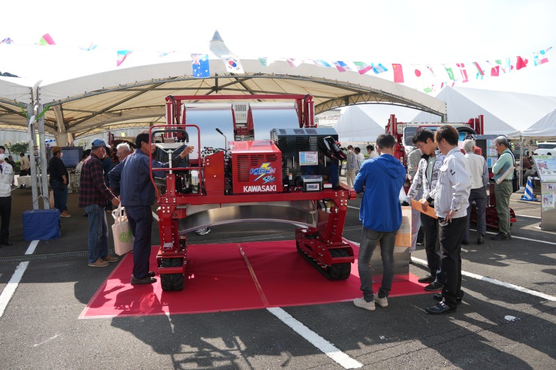低重心タイプの新型乗用摘採機